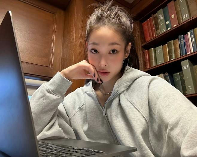 people-Jennie Kim-A-casual-A-laptop-A-bookcase