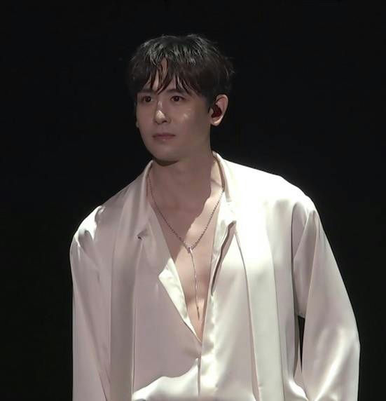 people-Yang Yang-singer-A-white satin shirt-A-deep V-neck-B-silver lariat necklace-C