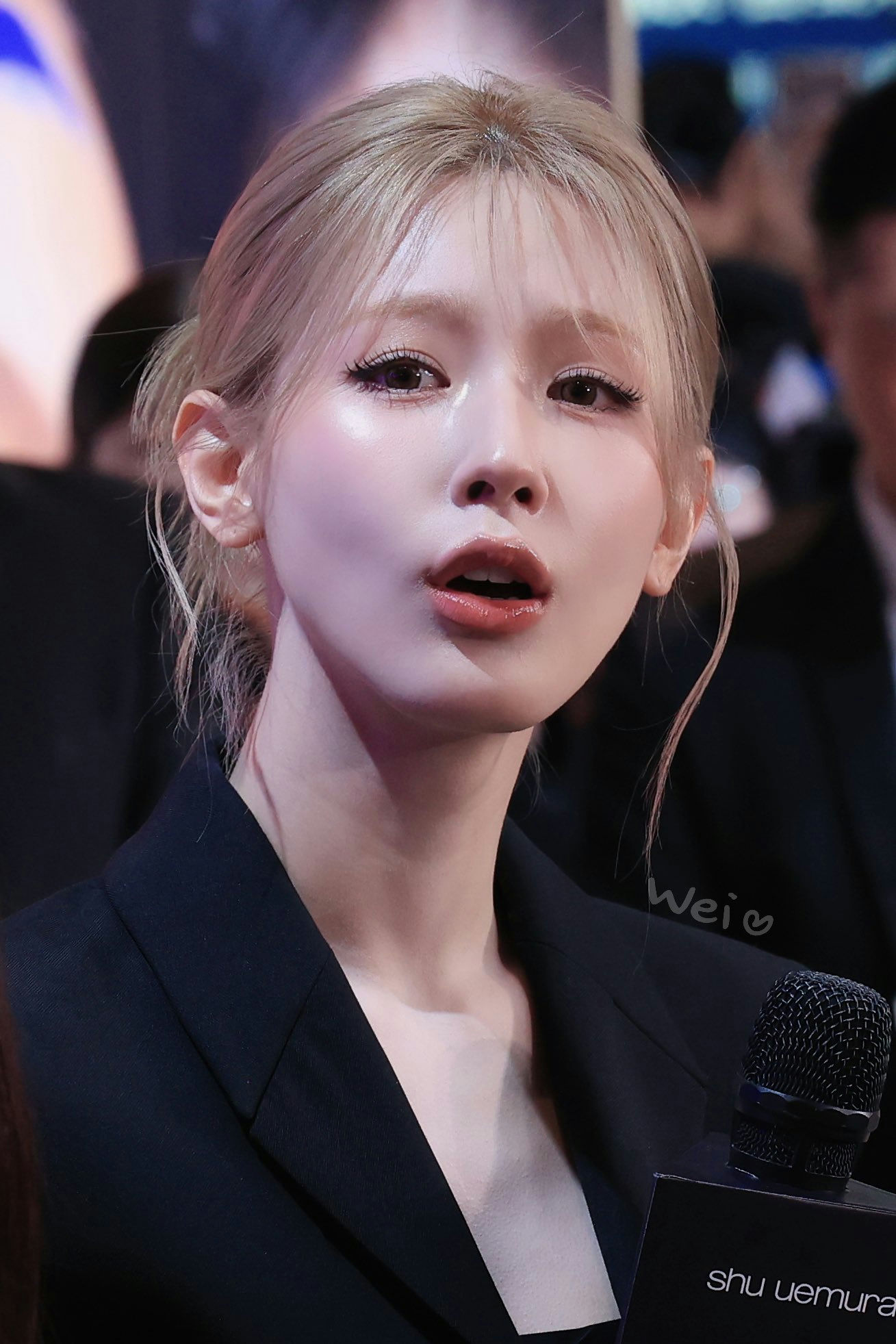 people-Taeyeon-blonde hair-close-up-black blazer-holding a microphone-shu uemura