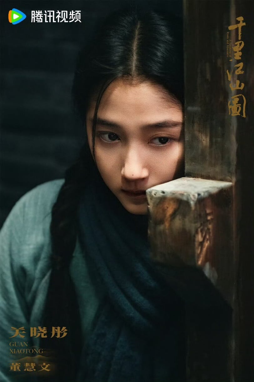 people-Guan Xiaotong-peeking-A-period drama-A-intense gaze-B-dark lighting-C