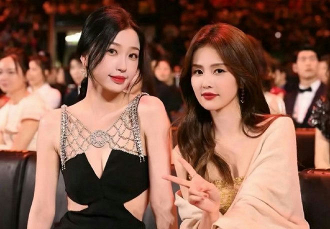 people-Ni Ni-A-black dress with chain detail-A-red lipstick-B-woman making peace sign-C-formal event setting