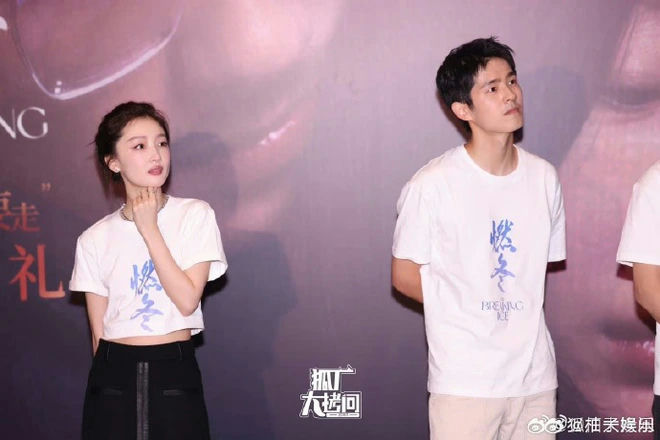 people-Zhou Dongyu-A-male actor-A-white t-shirt-B-black skirt-C-event promotion