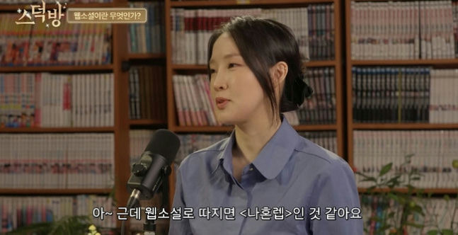 people-woman-interview-A-bookcase-B-microphone-C-korean text