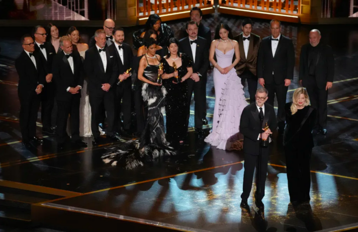 people-Oscar winners-stage-A-black-tie attire-A-Michelle Yeoh-A-Ke Huy Quan-A-Jamie Lee Curtis-A-Stephanie Hsu-A-Rian Johnson-A-Sarah Green-A-Daniel Kwan-A-Daniel Scheinert-A-costumes-A-group photo