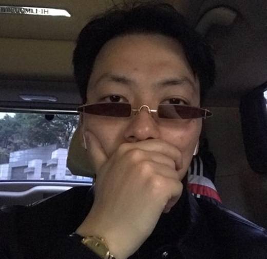 Lee Dong-hwi shows off the sunglasses Song Mino gave him.