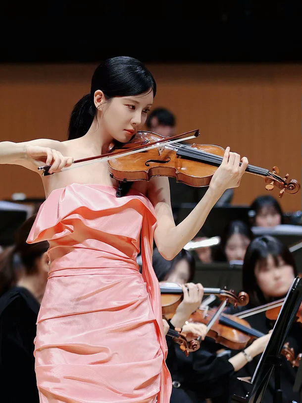people-Lim Ji-yeon-violinist-A-pink strapless dress-A-performing-A-concert-A-orchestra