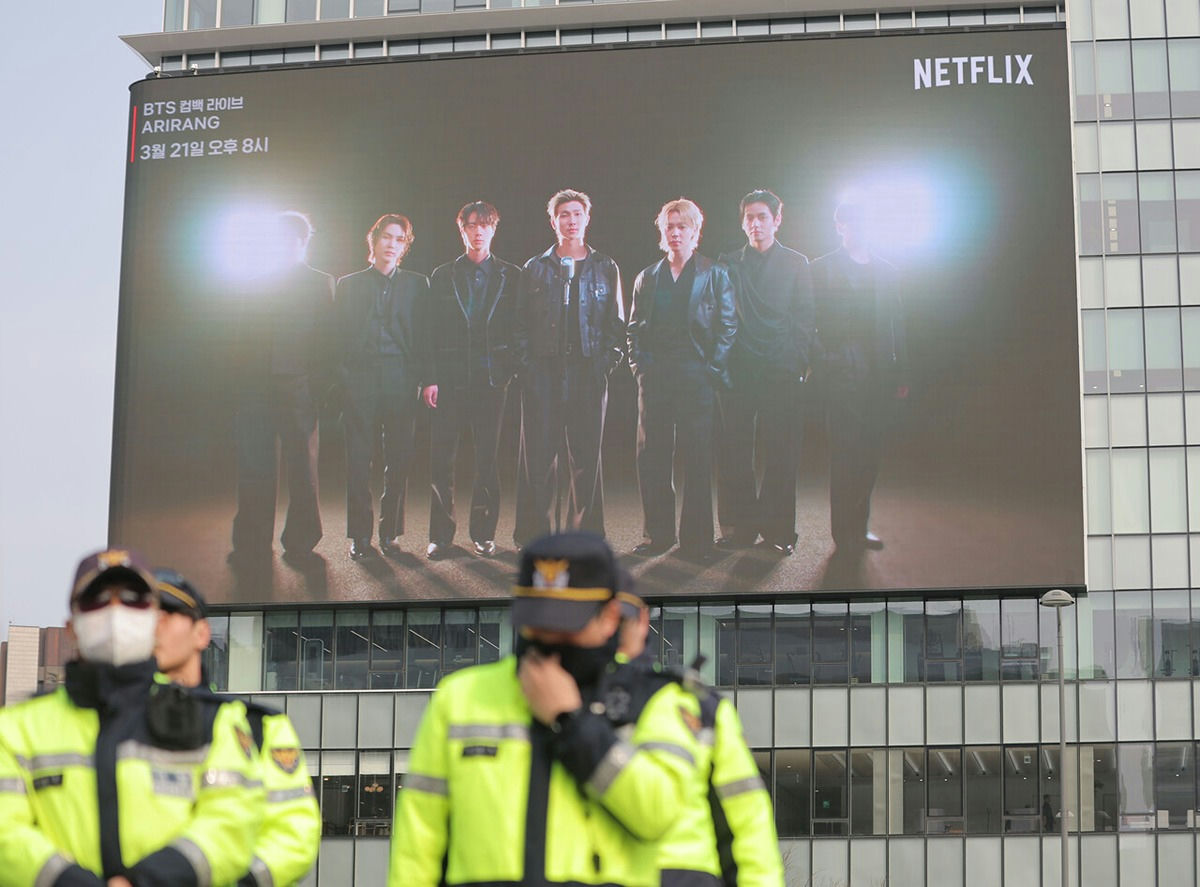 people-BTS-ARIRANG-Netflix-police officers-large screen-Seoul