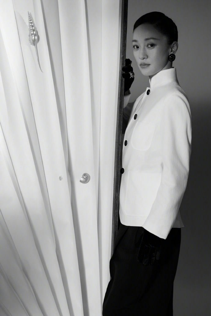 people-Zhou Xun-A-black and white portrait-A-white mandarin collar jacket-A-peeking from behind a curtain-A-black gloves