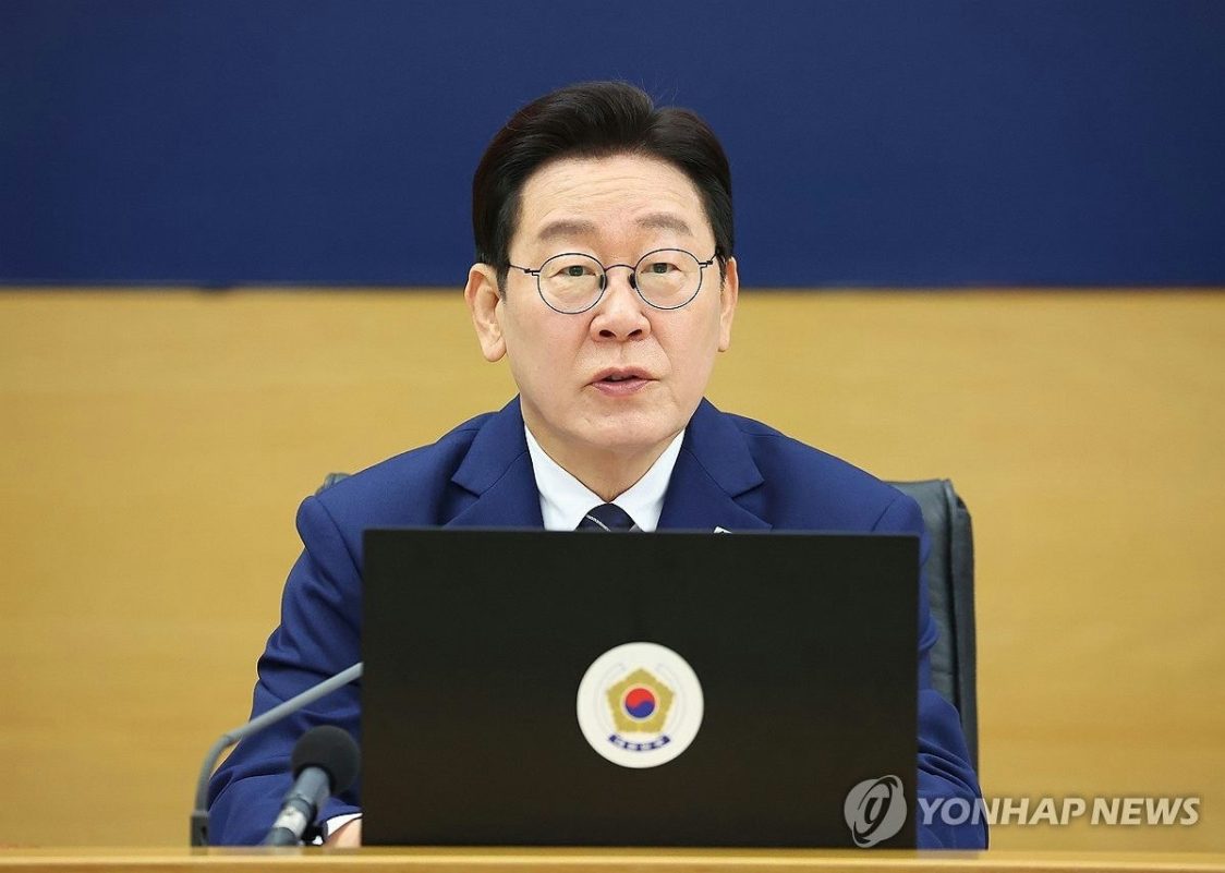 people-Lee Jae-myung-politician-South Korea-laptop-meeting-Yonhap News