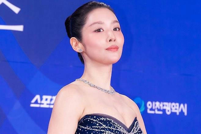people-Kim Hye-soo-Korean actress-strapless gown-diamond jewelry-blue background-red carpet event