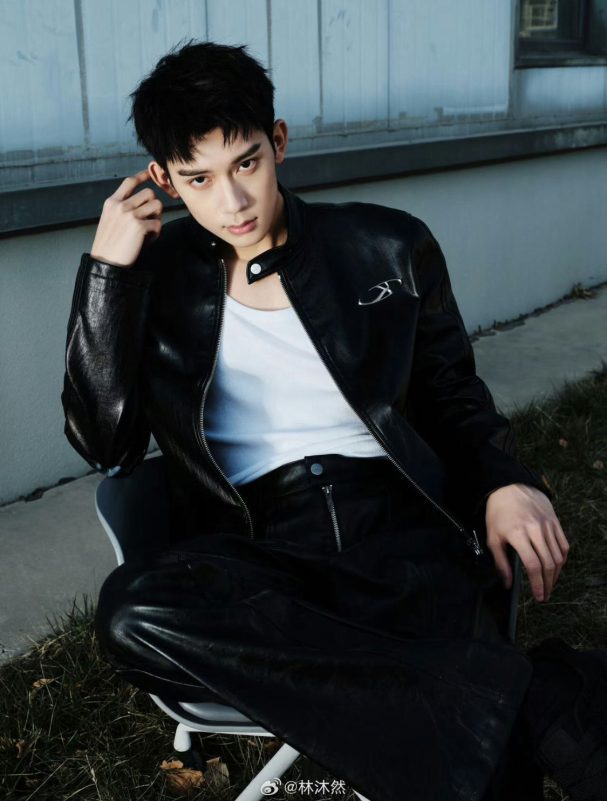 people-Lin Yiran (Lin Yi Ran)-sitting outdoors-black leather jacket-white tank top-black leather pants-casual pose