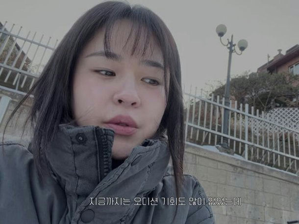 people-Korean female celebrity-A-winter clothing-A-outdoor setting-A-Korean subtitles