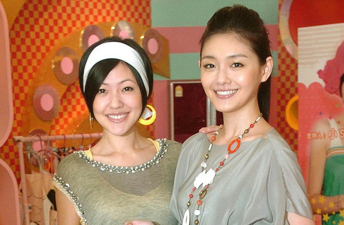 people-Barbie Hsu (Da S)-smiling-A-Asian woman-A-white headband-A-layered necklace-B-green top-B-gray top-C