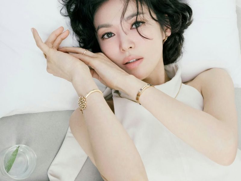 people-Song Hye-kyo-lying down-white top-gold jewelry-short black hair-glass with leaf