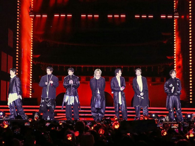 people-BTS-Kpop-Group-Performance-Stage-Red-Lighting