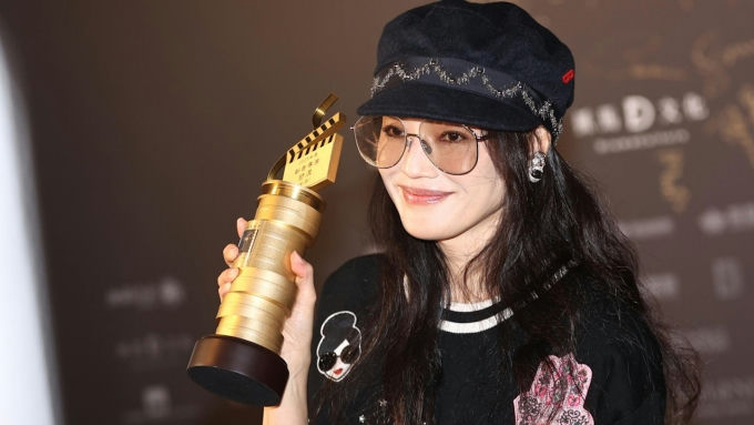 people-Zhou Xun-holding-trophy-wearing-cap-wearing-sunglasses-smiling