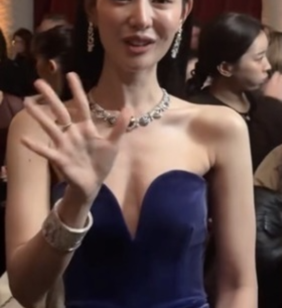 people-Shin Hye-sun-waving-A-blue velvet gown-A-diamond necklace-B-diamond bracelet-C