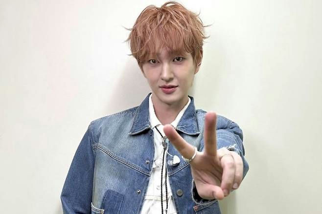 people-Lee Jun Young (U-KISS)-peace sign-A-denim jacket-A-light brown hair-A-white shirt