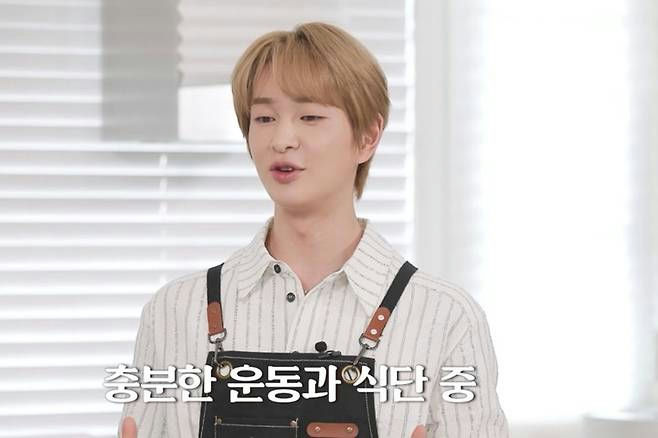 people-Onion (ONF)-Korean idol-A-blond hair-A-apron-B-white and black striped shirt-C