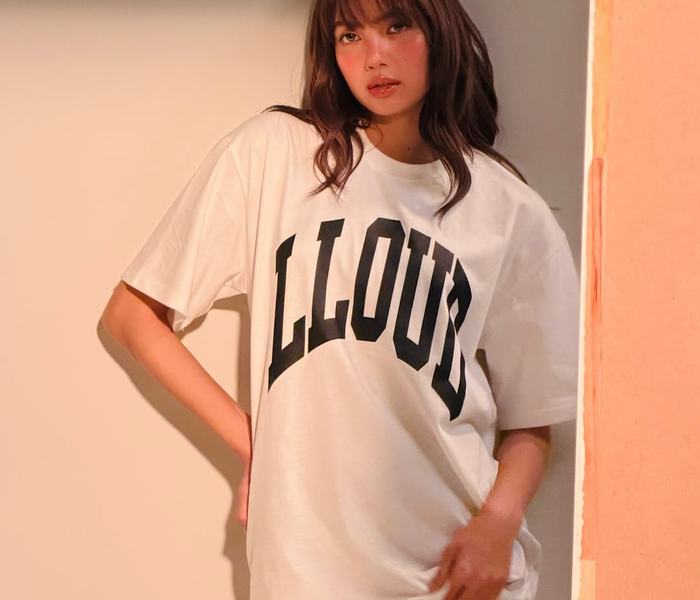 people-Lisa (BLACKPINK)-oversized t-shirt-long hair-bangs-indoor-warm lighting