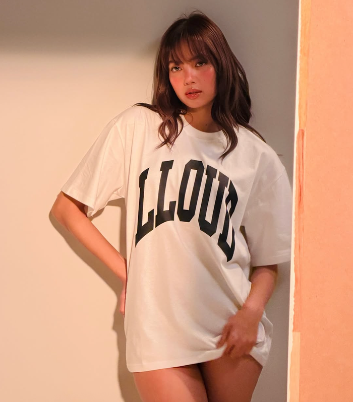 people-Lisa (BLACKPINK)-oversized t-shirt-long hair-bangs-indoor-warm lighting