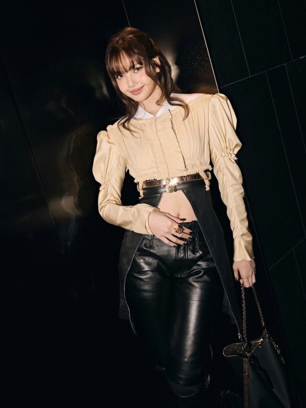 people-Lisa (BLACKPINK)-fashion-A-beige cropped blouse with puffed sleeves-A-Louis Vuitton leather belt-A-black leather pants with long overlay-A-holding a black bag with gold chain