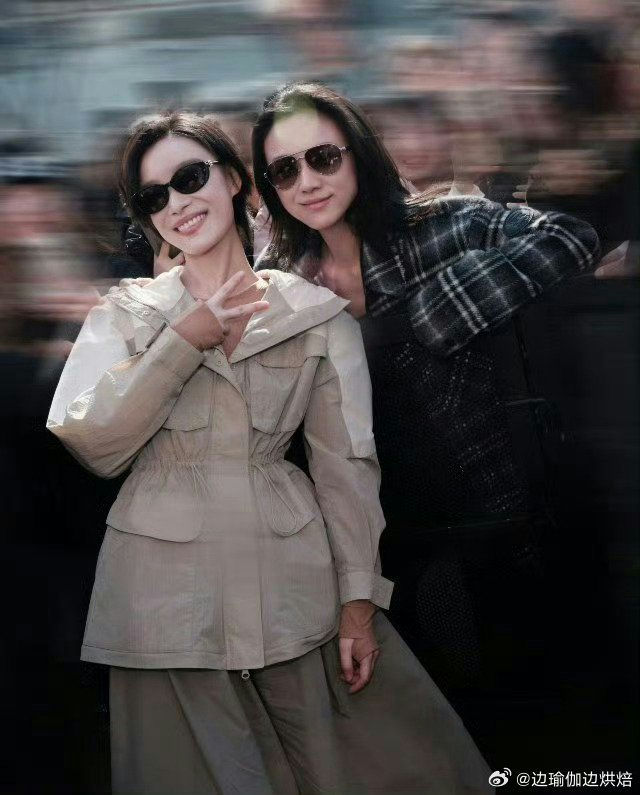 people-Maggie Cheung-smiling-A-sunglasses-A-peace sign-A-plaid jacket-B