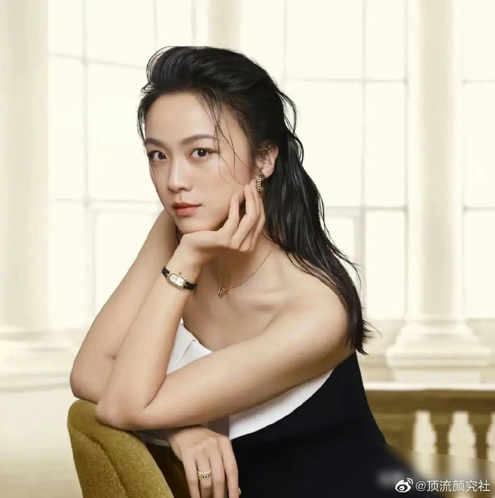 people-Tang Yixin-Portrait-Black strapless dress-Watch and jewelry-Leaning on chair-Elegant pose