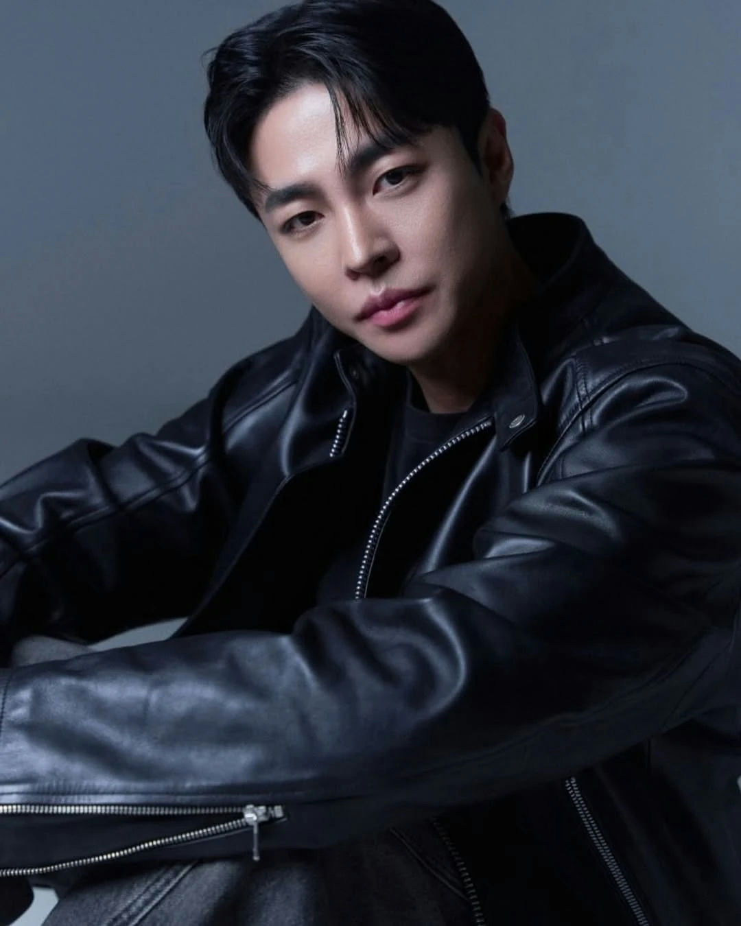 people-Korean actor Seo In-guk-A-leather jacket-A-black attire-B-studio portrait-C-dark background
