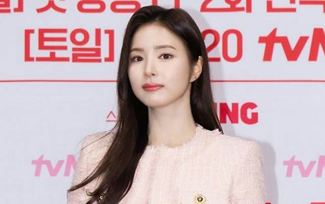 people-Shin Ye-eun-A-Korean actress-A-long dark hair-B-pink tweed jacket-C-tvN logo backdrop