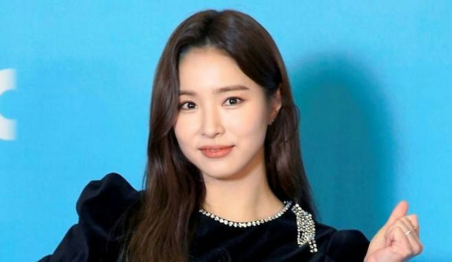 people-Go Yoon-jung-A-brown hair-A-blue background-A-black dress-A-diamond necklace