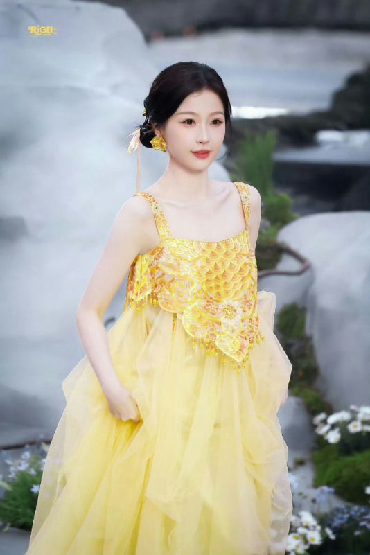 people-Actress Zhao Lusi-A-yellow dress-A-tulle skirt-B-floral earrings-B-traditional-inspired hairstyle-C
