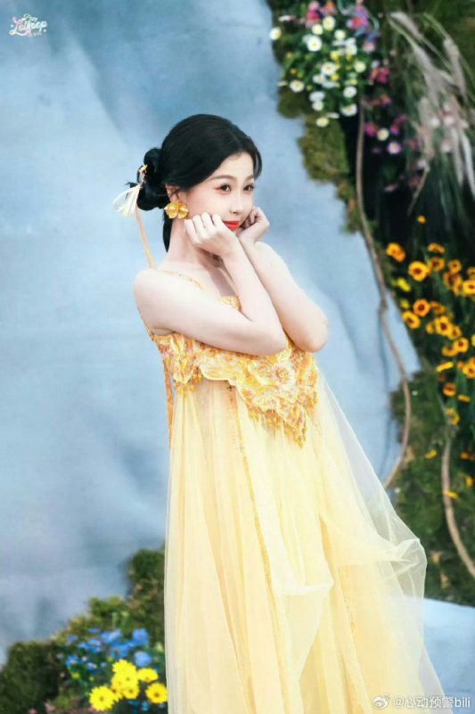 people-Zhao Lusi-yellow dress-A-Chinese actress-A-flower earrings-B-indoor set-C