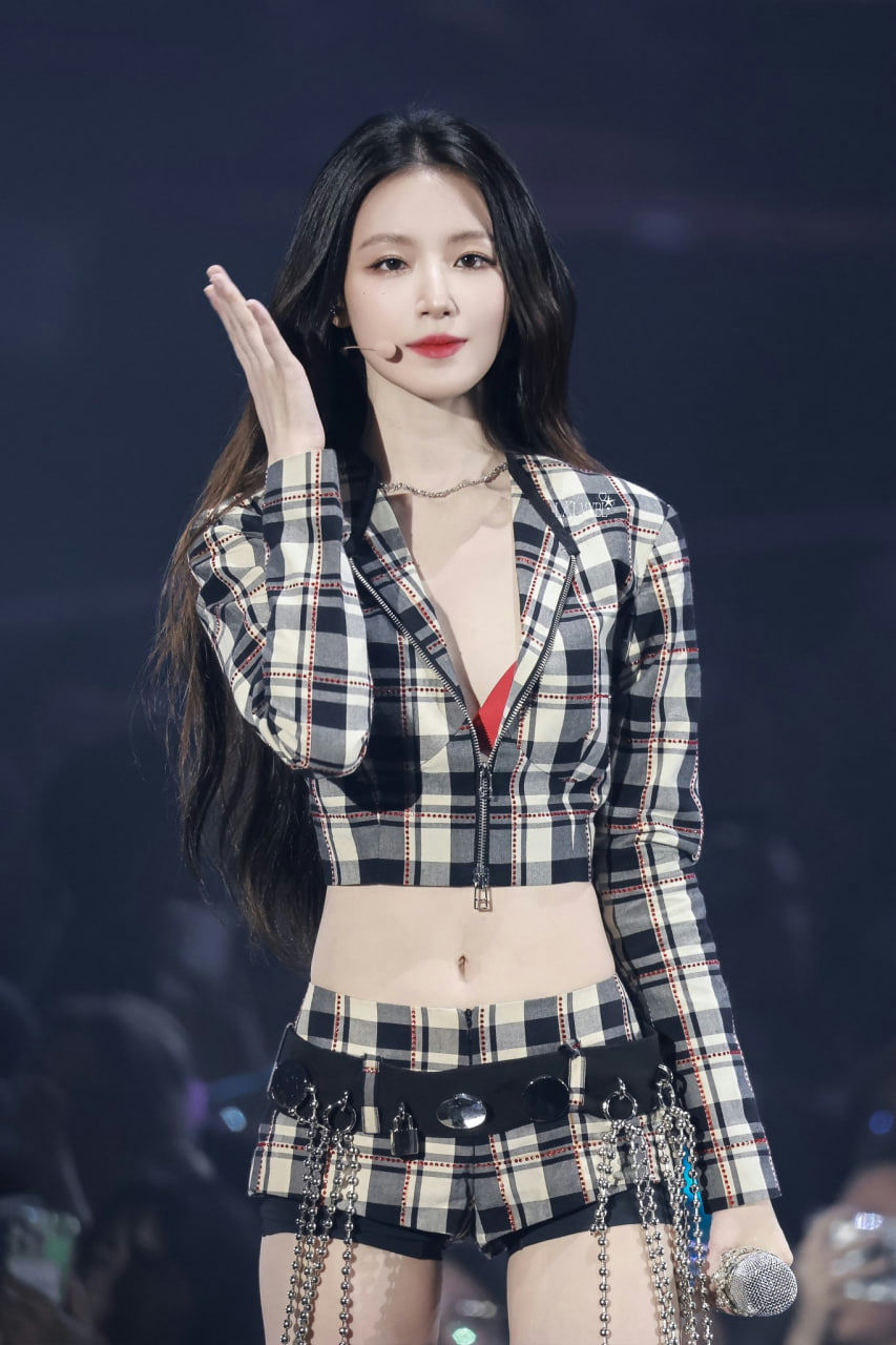 people-Miyeon ((G)I-DLE)-performer-black hair-plaid outfit-crop top-shorts