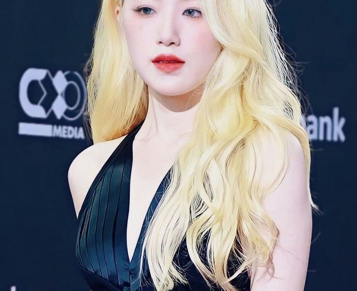 people-Minnie-(G)I-DLE-A-platinum blonde hair-A-black halter neck dress-A-red lipstick-A-red carpet event