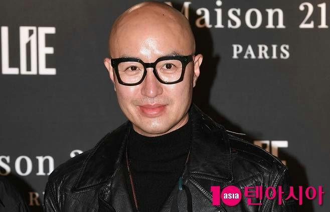 people-Kwak Hyun-joo-bald-thick black glasses-leather jacket-black turtleneck