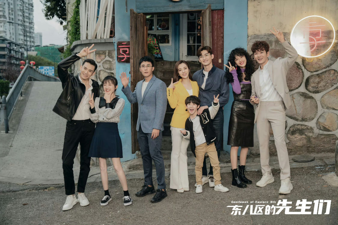 people-8-group photo-A-Chinese drama cast-A-outdoor setting-A-casual and stylish clothing-A-peace signs and waves-A-small child included