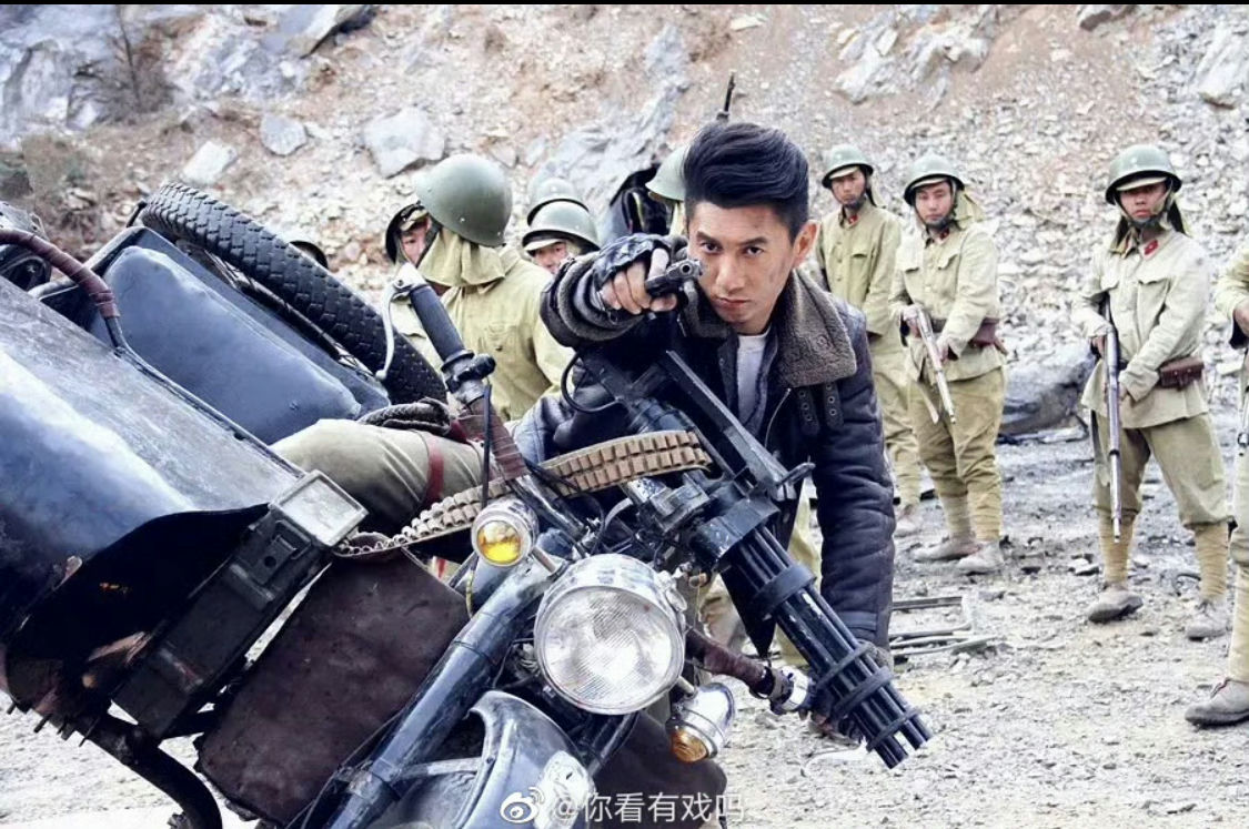 people-Actor Wang Qianyuan-A-Movie still-A-Action scene-B-Motorcycle with Gatling gun-B-Soldiers in background-C