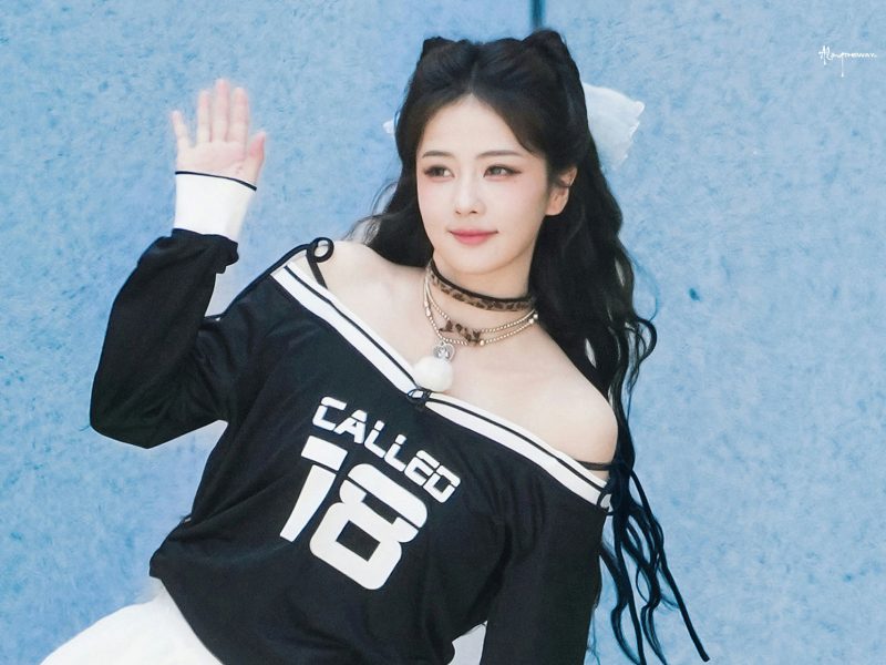 people-Yu Shuxin-off-the-shoulder-black-and-white-top-A-choker-necklace-A-waving