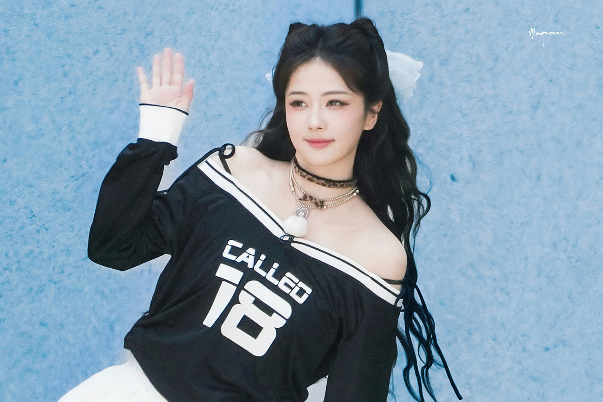 people-Yu Shuxin-off-the-shoulder-black-and-white-top-A-choker-necklace-A-waving