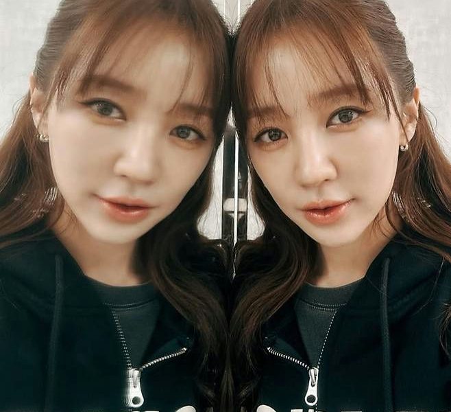 people-Woman-Mirror reflection-Black hoodie-Long brown hair-K-pop idol