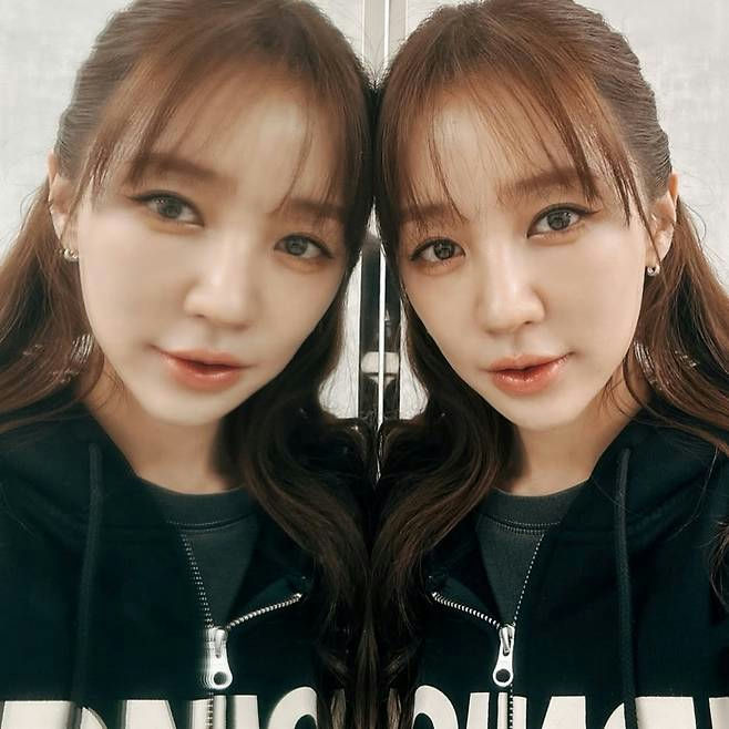 people-Woman-Mirror reflection-Black hoodie-Long brown hair-K-pop idol