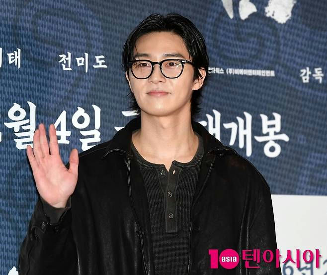 people-Lee Je-hoon-A-black jacket-A-eyeglasses-A-waving-A-press event