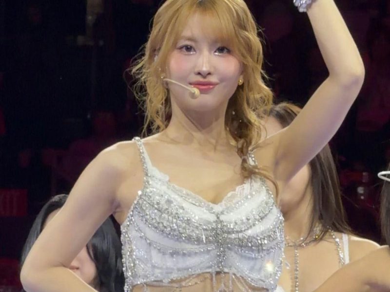 twice momo tooth extraction world tour