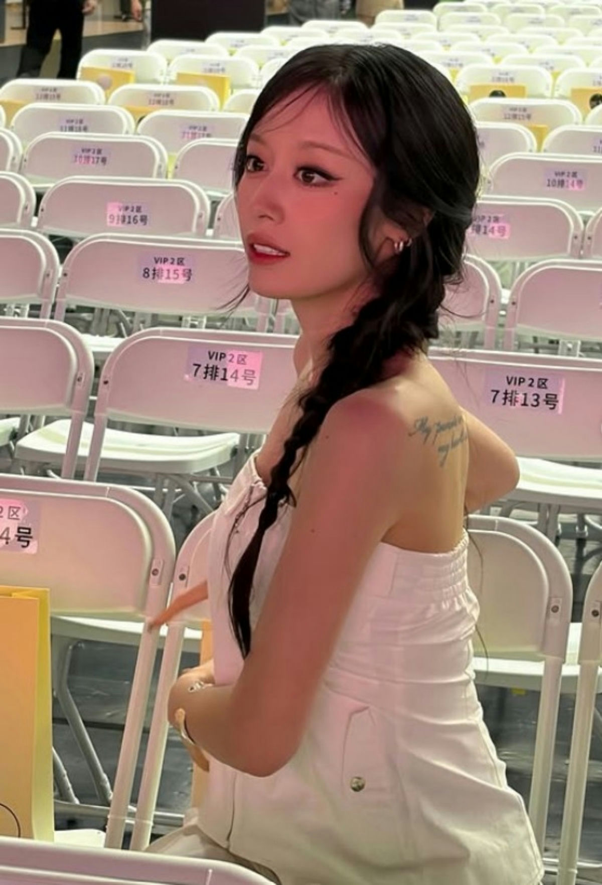 jiyeon shoulder tattoo overseas photos
