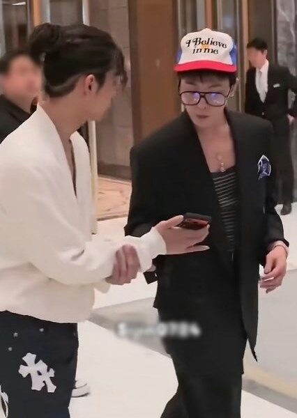 G-Dragon gives phone number