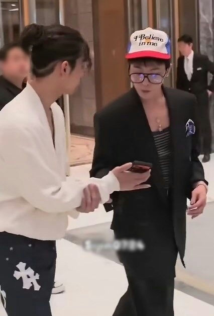 G-Dragon gives phone number