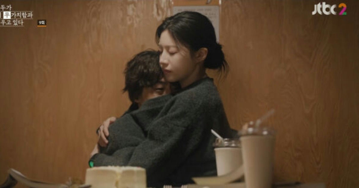 Go Youn Jung’s Comfort Scene With Koo Kyo Hwan Sparks Backlash: “Humiliating as a Woman”