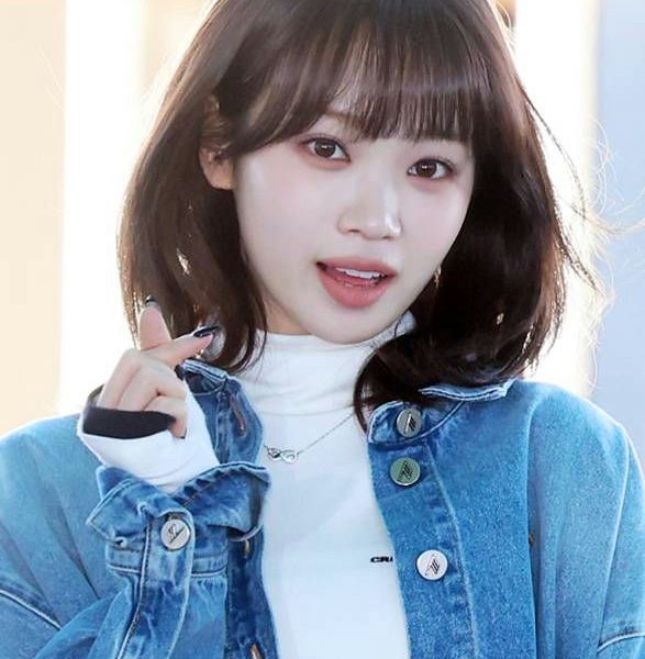 Kim Chaewon temporarily halts activities