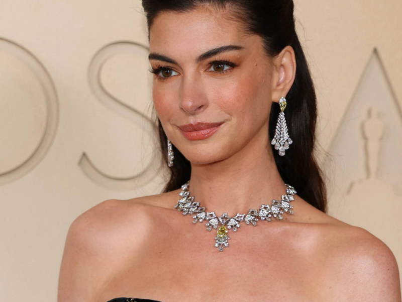 anne hathaway legally blind left eye